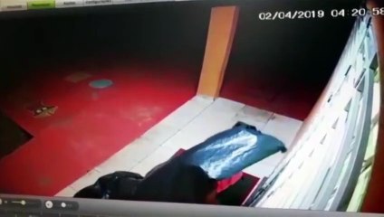 Após muito ‘esforço’, ladrão desiste de arrombamento no Universitário