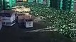 Miles de cervezas esparcidas tras el vuelco de un camión en Gran Canaria