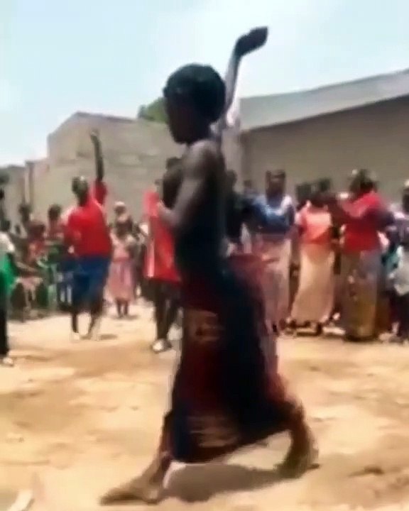 Admirez cette femme qui danse le '' Anitché '' comme une reine. Trop forte !