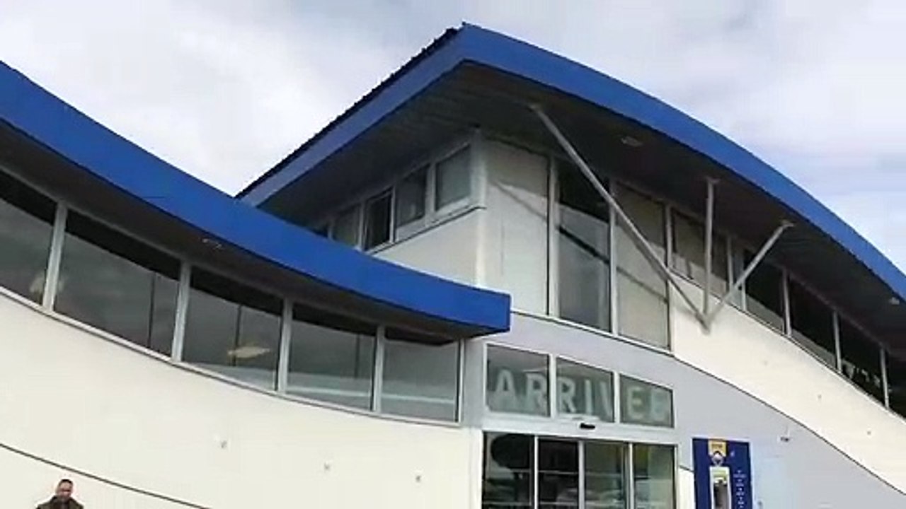 AEROPORT BEZIERS/CAP D’AGDE - Les tout premiers passagers du vol de Charleroi viennent d’atterrir !