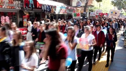 Manisa Liseliler Otizme Dikkat Çekmek İçin Ellerini Boyadı