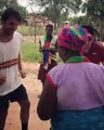 Ces touristes apprennent la danse traditionnelle sud africaine. A mourir de rire !