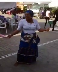 Cette femme a un excellent jeu de jambes. Bluffant !