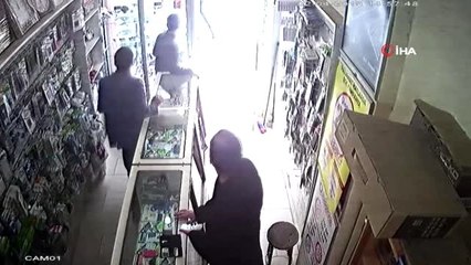 Telefonunu Çalan Kapkaççıyı Tekmeyle Yere Serdi...hırsızlık Anı Kamerada