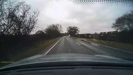 Grosse panique pour cet automobiliste qui croise un camion sur une route inondée.