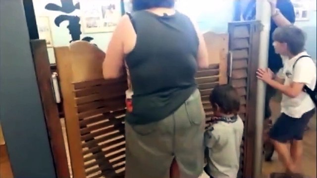 Ce gamin se rappellera longtemps de ce coup de porte...