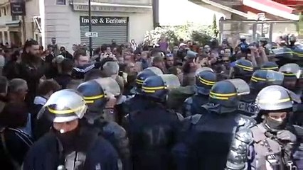 #France-In the center of #Avignon, #YellowVests whistle at the police and sing the #Marseillaise. #Giletsjaunes #Acte20