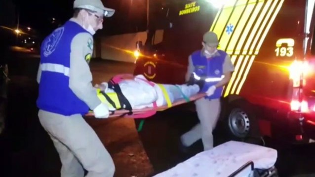 Pra evitar colisão, motociclista desvia, mas sofre queda