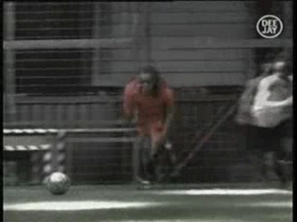 Elvis vs JXL - Little Less Conversation - Nike Soccer - Pub