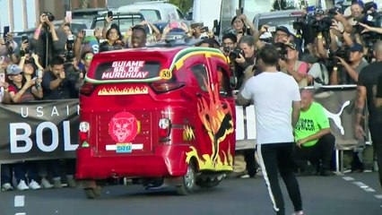 Usain Bolt vence a un mototaxi en exhibición en Perú