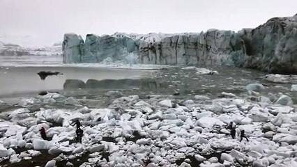 Impressionnant : un glacier s'effrondre mettant en péril les touristes