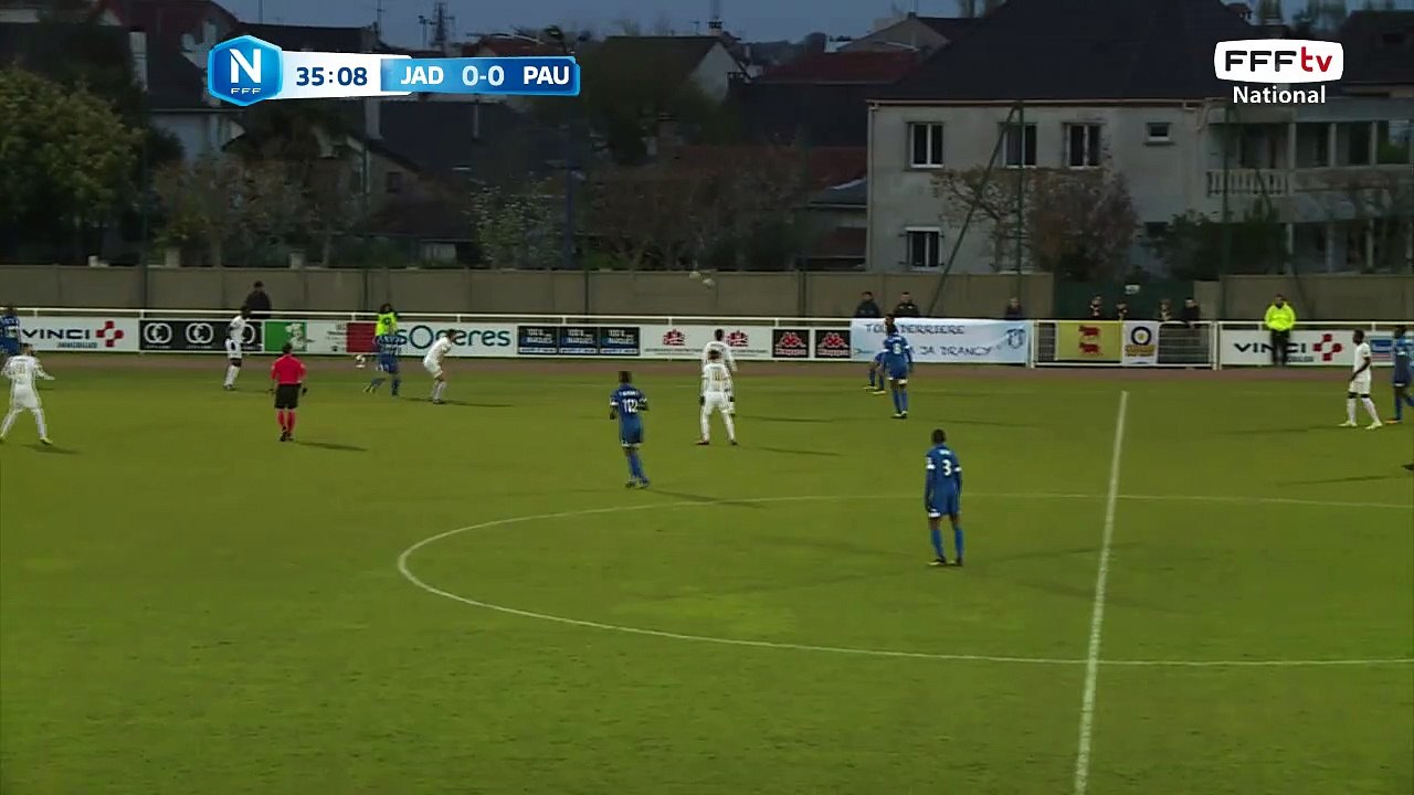 Oh la magnifique frappe de CAMARA passe au dessus.