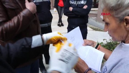 İzmir Apartman Dairesinden 47 Kedi, 6 Köpek ve 1 Kaplumbağa Çıktı