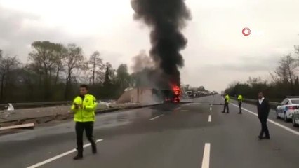 Tem Otoyolunda Sunta Yüklü Tır Devrilerek Yandı, Trafik Kilitlendi