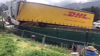 Accident. Le camion est évacué à la Valentine