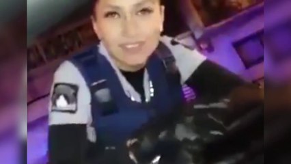 Polémica en México: piropea a una policía y se salva de control de alcoholemia