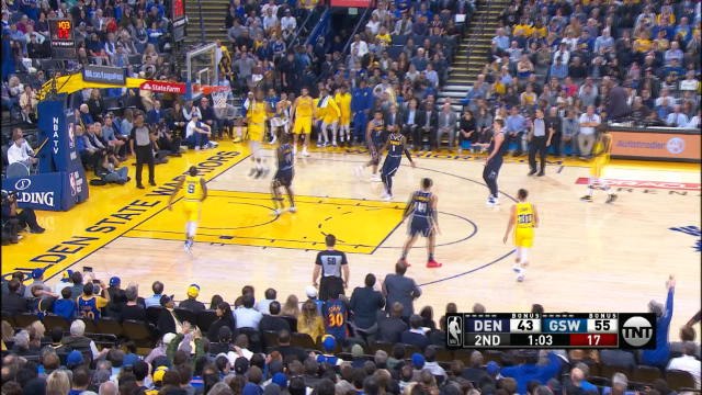 Durant sinks one-handed dunk