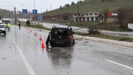 Refüje Çıkan Araç Direği Yerinden Söktü: 3 Yaralı
