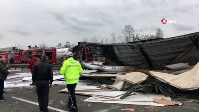 Lastiği patlayarak devrilen tır otoyolu savaş alanına döndürdü
