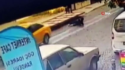 Raylı kapı 2 kişinin üzerine böyle devrildi