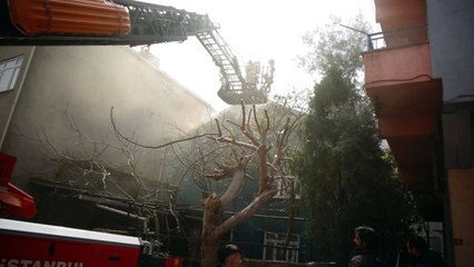 Pendik'te Binanın Çatısında Yangın: 1 Kişi Yaralandı