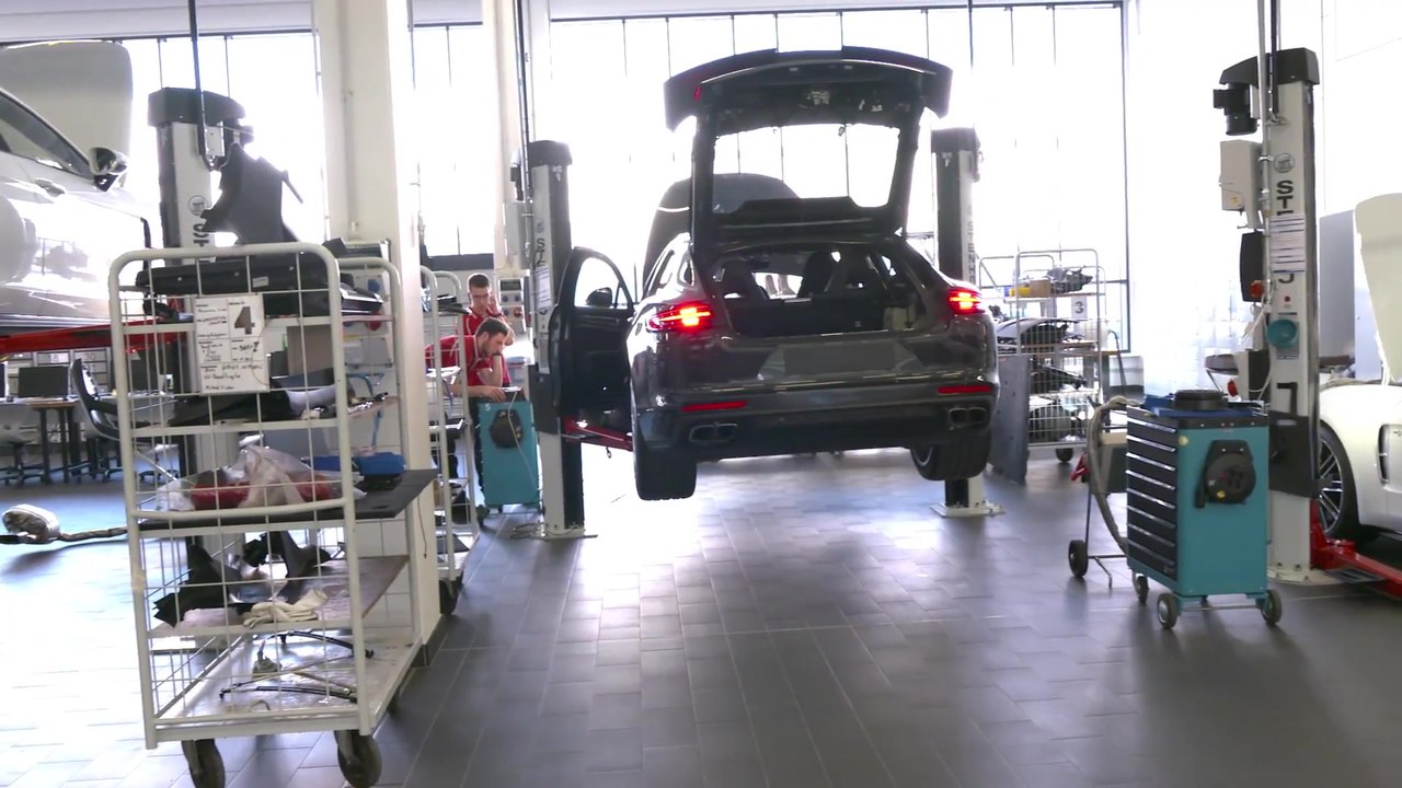 JP zu Besuch im Porsche Ausbildungszentrum