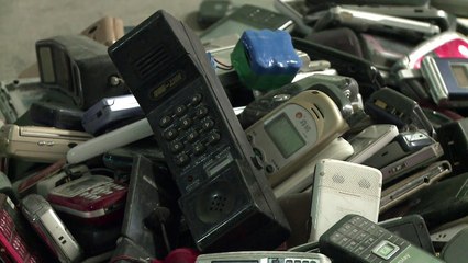 Une Tour de Babel de téléphones exposée dans un magasin de Pékin