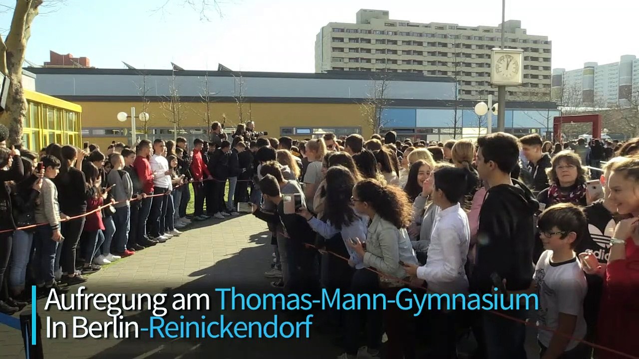Merkels Selfie-Marathon an Berliner Schule