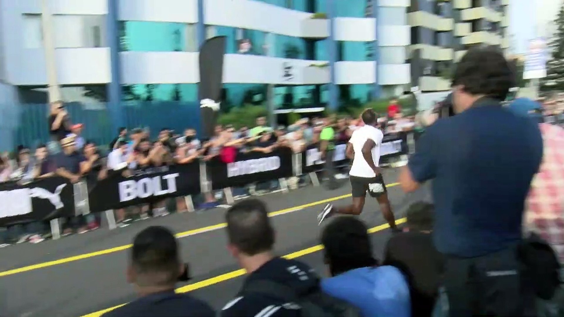 ⁣Usain Bolt tritt gegen Motorrad-Taxi an