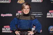 Filha de Kelly Clarkson fica 'entediada' durante performances da mãe