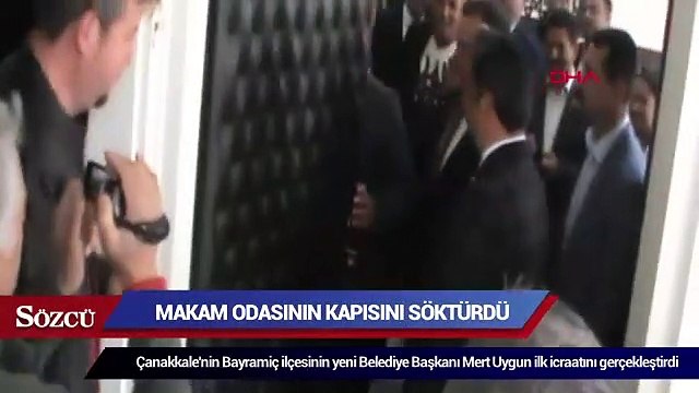 Makam odasının kapısını söktürdü