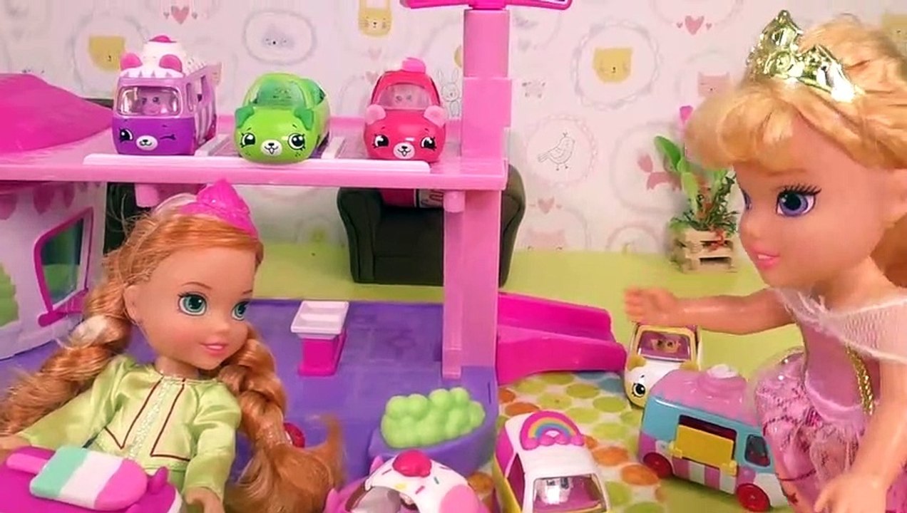 Cutie Voitures ! Elsa et Anna, les tout-petits s'amusent - Aurora est en colère - période de jeu station de jeux mini voitures