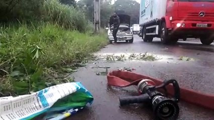 Galinha dentro de motor provoca incêndio em veículo no Brasmadeira
