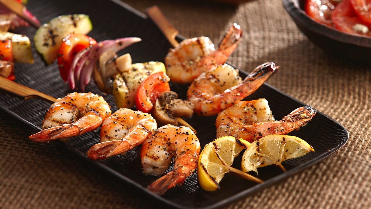 فيديو أسهل طريقة لتحضير شيش الجمبري بدون قشر.. وصفة شهية للغاية!