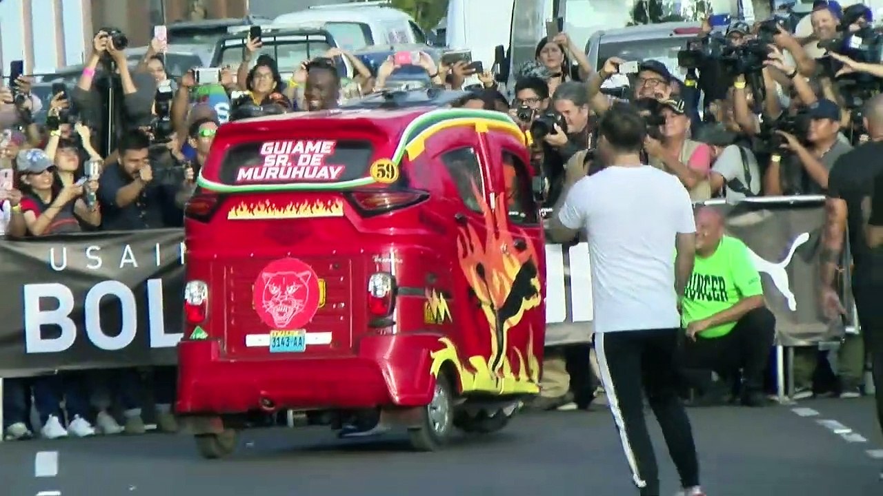 Usain Bolt vence a un mototaxi en exhibición en Perú