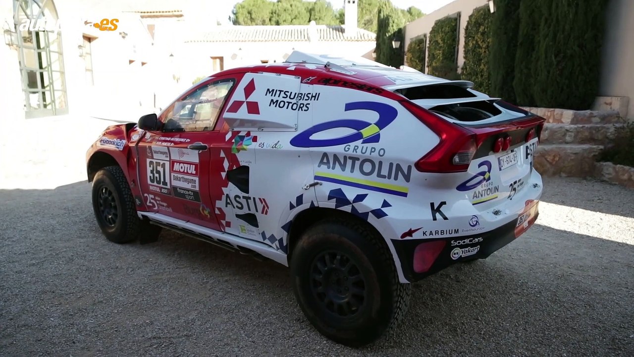 Al volante del Mitsubishi del Dakar de Cristina Gutiérrez