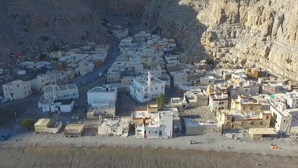 كمزار العُمانية.. قرية فريدة صنعتها الجغرافيا