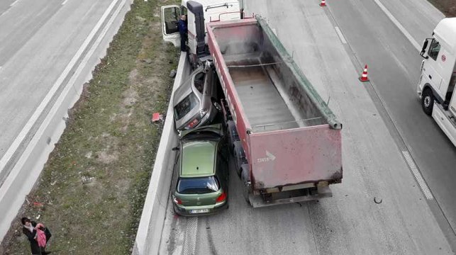Froyennes A8 accident spectaculaire camion deux voitures