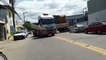 Carreta fica em "L" e dificulta trânsito na Rodovia Serafim Derenzi, em Vitória