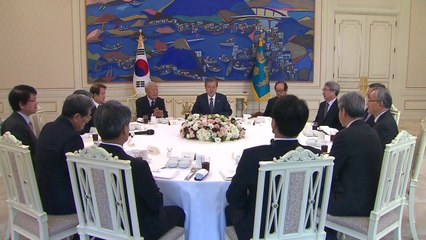 문 대통령·경제원로 오찬...정운찬 "소득 주도 성장은 인권정책" / YTN