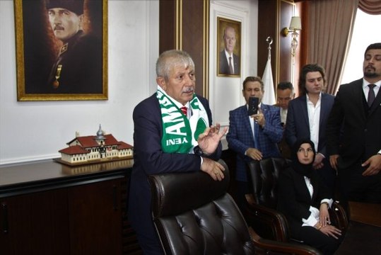 MHP'li Belediye Başkanı Mehmet Sarı, Mazbatasını Alır Almaz Makam Odasının Kapısını Söktürdü
