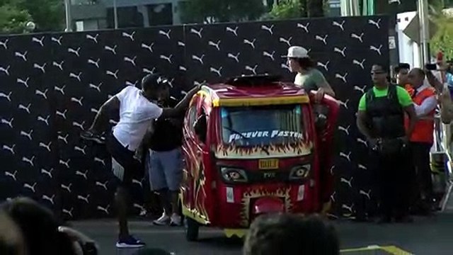 Usain Bolt fait la course contre un moto-taxi à Lima (2)