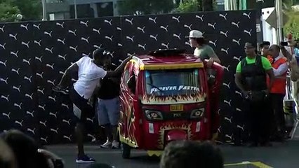 Usain Bolt fait la course contre un moto-taxi à Lima (2)