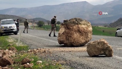 Gercüş'te Yola Dev Kaya Parçaları Düştü