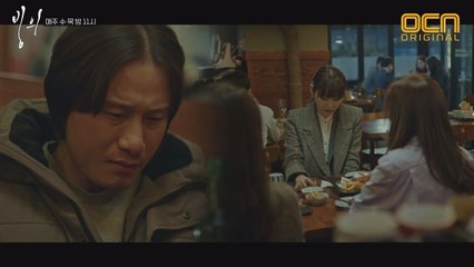 딸의 한탄에 눈물 훔치는 송새벽(김낙천)