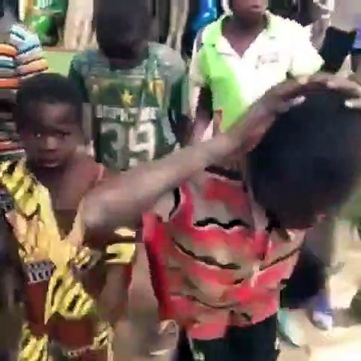 Mokobe est fier de ses origines maliennes et il le montre. Regardez !