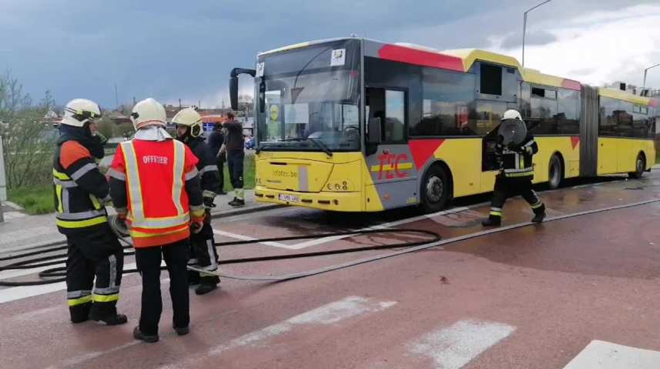 Mouscron: un bus commence à prendre feu non loin de la RN58