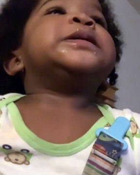 Le rire de ce mignon bébé est tellement contagieux. Essayez de ne pas rire !