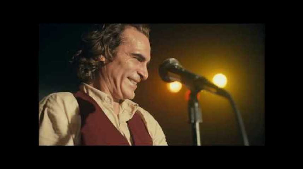 Le "Joker" de Joaquin Phoenix se dévoile dans une première bande annonce