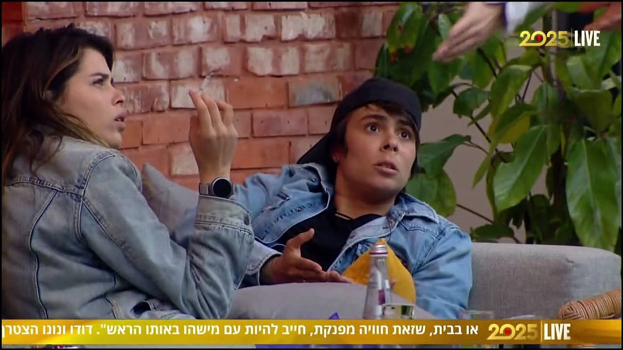דודו נותן בראש לנטע שנתפסה באקט נחשי